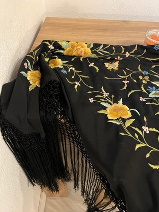 Manton de crespón negro con flores amarillas 110cm