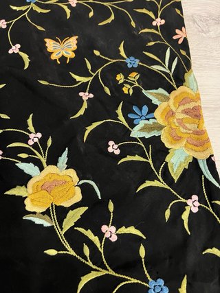 Manton de crespón negro con flores amarillas 110cm