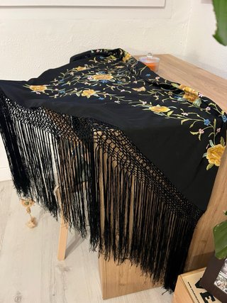 Manton de crespón negro con flores amarillas 110cm
