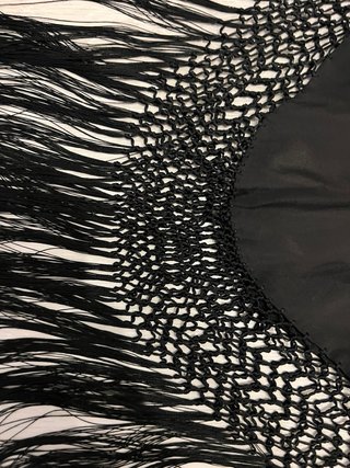 Manton de crespón negro con flores amarillas 110cm