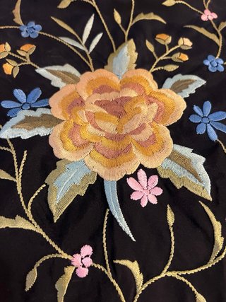 Manton de crespón negro con flores amarillas 110cm