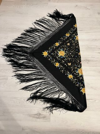 Manton de crespón negro con flores amarillas 110cm