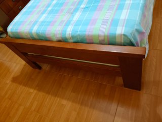 Cama, mesita y escritorio de madera