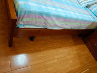 Cama, mesita y escritorio de madera