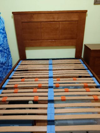 Cama, mesita y escritorio de madera