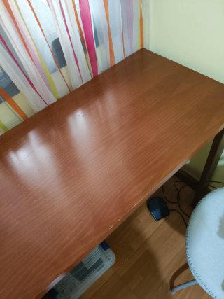 Cama, mesita y escritorio de madera