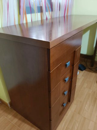 Cama, mesita y escritorio de madera
