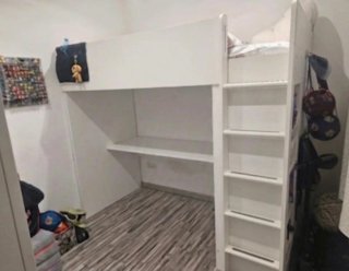 Litera alta con escritorio blanco