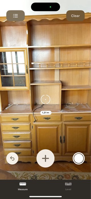 Estantería de madera con vitrina
