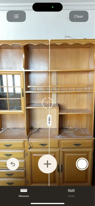 Estantería de madera con vitrina