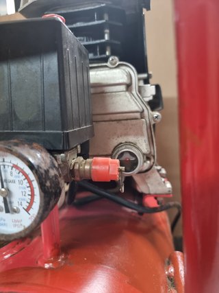 Compresor CEVIK Tornado 24L 2HP 8 Bar