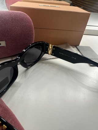 Gafas de sol Miu Miu Negras y Doradas Mujer