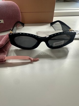 Gafas de sol Miu Miu Negras y Doradas Mujer