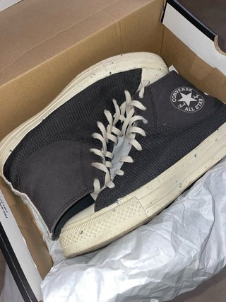 Converse grises y blancas