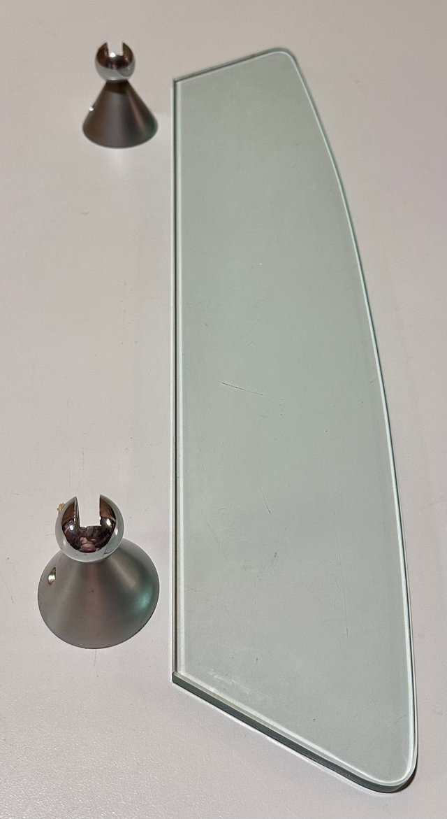 Repisa de cristal con soportes metálicos