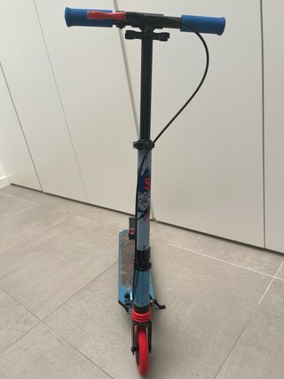 Patinete infantil Decathlon azul y rojo