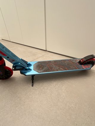 Patinete infantil Decathlon azul y rojo