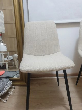 Pareja de sillas beige y negras