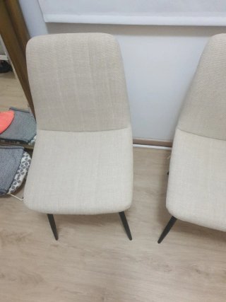 Pareja de sillas beige y negras