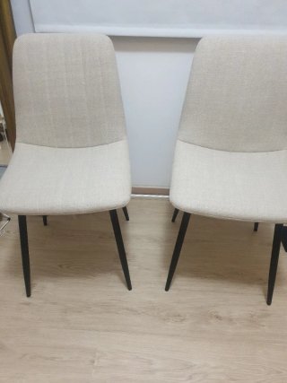 Pareja de sillas beige y negras