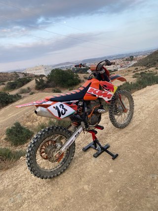 Moto Cross KTM Naranja y Amarilla