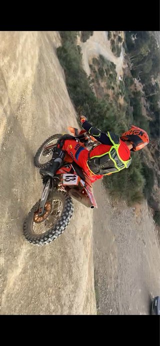 Moto Cross KTM Naranja y Amarilla