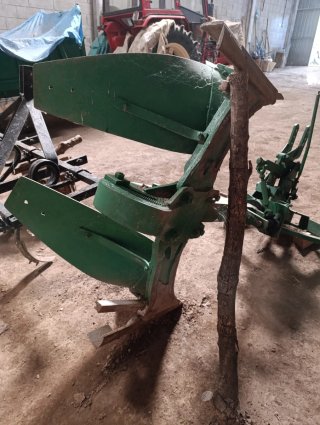 Arado de tractor verde