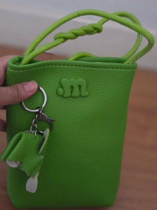 Bolso para móvil verde con llavero