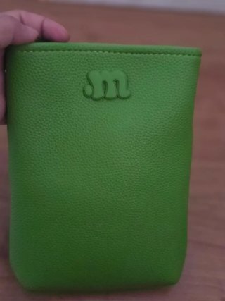 Bolso para móvil verde con llavero