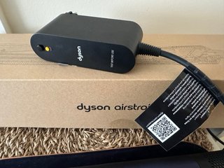 Plancha Dyson Airstrait Negra y Dorada