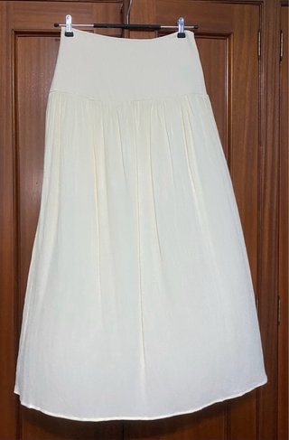 Falda midi Stradivarius amarillo mantequilla TS