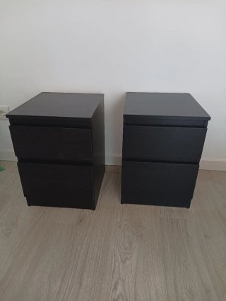 Mesitas de noche marrones oscuras y blancas