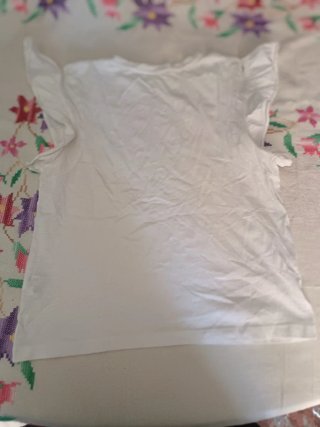 Camiseta blanca con volantes