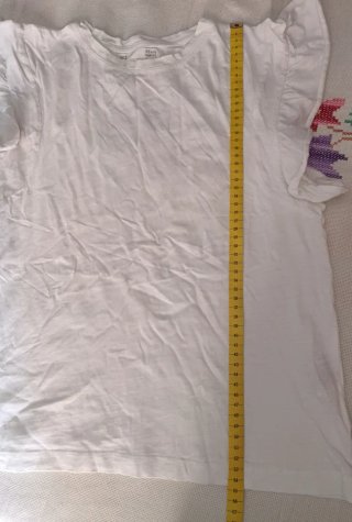 Camiseta blanca con volantes