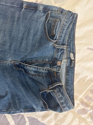 Vaqueros Stradivarius pitillo rotos