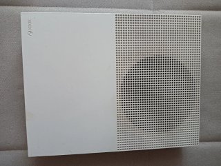Xbox One S Blanca 1TB + Mando Rojo+ Cables