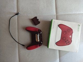 Xbox One S Blanca 1TB + Mando Rojo+ Cables