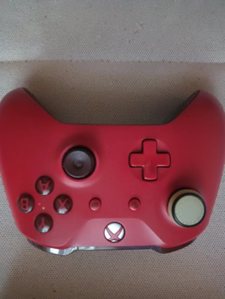 Xbox One S Blanca 1TB + Mando Rojo+ Cables