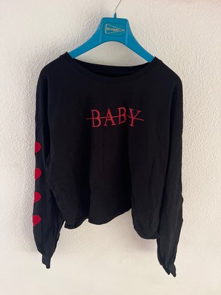Sudadera Bershka negra con corazones