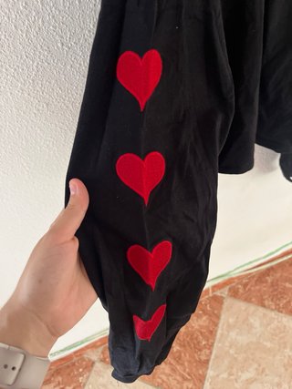 Sudadera Bershka negra con corazones