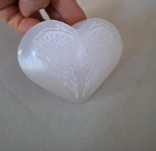 Corazón de Selenita con Alas Grabadas