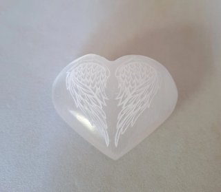 Corazón de Selenita con Alas Grabadas
