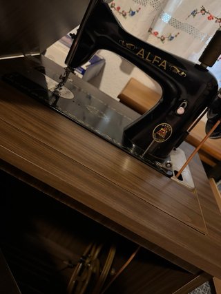 Máquina de Coser Alfa a Pedal con Mueble incluido