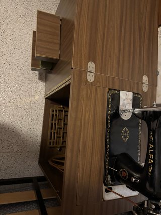 Máquina de Coser Alfa a Pedal con Mueble incluido