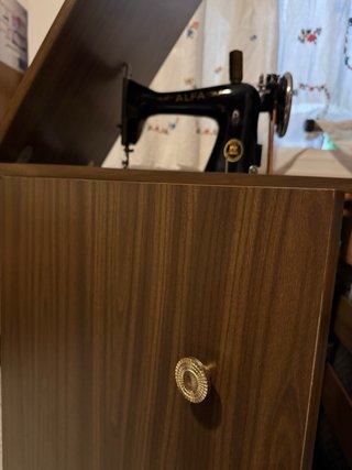 Máquina de Coser Alfa a Pedal con Mueble incluido