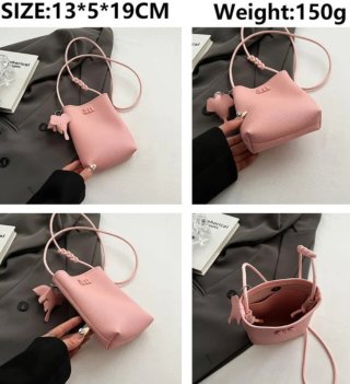 Bolso móvil rosa con llavero elefante