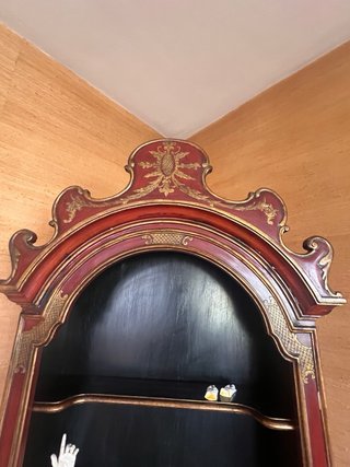 Buro oriental granate con detalles dorados