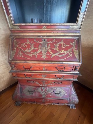 Buro oriental granate con detalles dorados