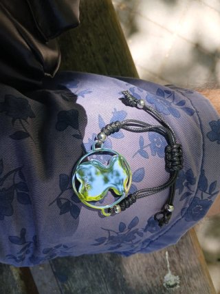 Pulsera plata y blanco con colgante