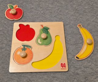 Puzzles de madera Goula (mariposa y frutas)